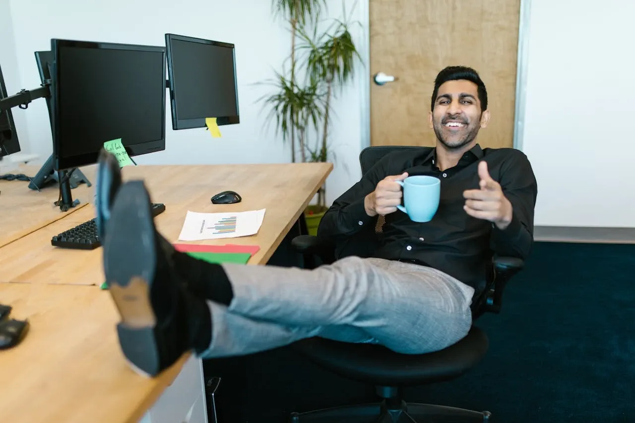 Salarié souriant à son poste de travail